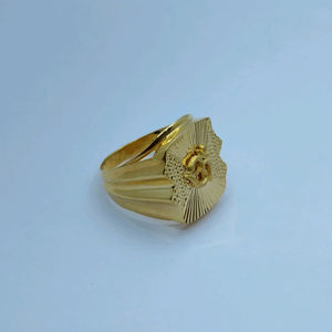 Bague au design classique pour usage quotidien, bague en or, bijoux indiens, bague spirituelle, bague avec symbole Om, bague pour la Puja, bague pour occasions festives, bague porte-bonheur en or - Product Image 1