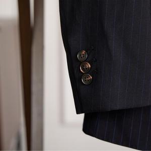 Completo da Uomo 2 Pezzi di Alta Qualità, Elasticizzato, <span class=keywords><strong>Blu</strong></span> a Righe Sottili, Formale, <span class=keywords><strong>Doppiopetto</strong></span>, con Risvolto a Punta e Pantaloni con Pieghe e Polsini - Product Image 5
