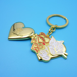 Porte-clés en métal personnalisé en forme de cœur de dessin animé avec design à rabat magnétique, en alliage de zinc doré, cadeau d'affaires, article promotionnel - Product Image 4