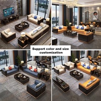 Luxuriöses Cremefarbenes Ledersofa mit Dunkler Holzverkleidung und Passendem Couchtisch, Komplette Einrichtung für Villen und Designer-Projekte