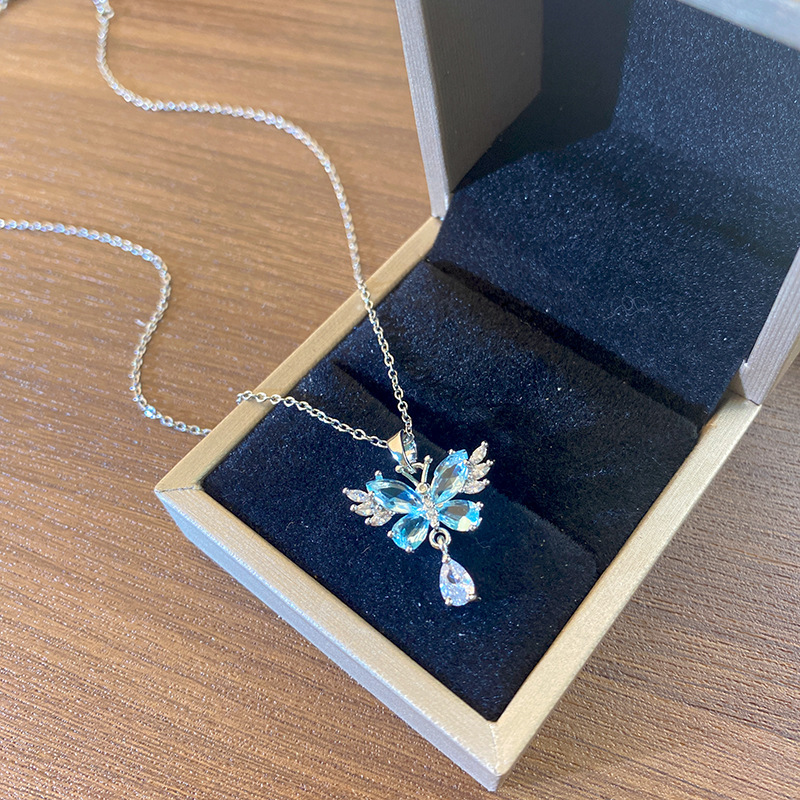 Papillon en zircon cristal bleu argenté D05