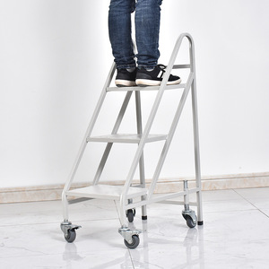 Carrito de biblioteca metálico Three Arrows con escalera rodante de 3 escalones - Product Image 3