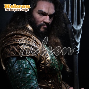 Statue de personnage <span class=keywords><strong>Aquaman</strong></span> de haute qualité à l'échelle 1/1, armure verte avec décorations dorées, implantation de cheveux en silicone, yeux en verre - Product Image 3