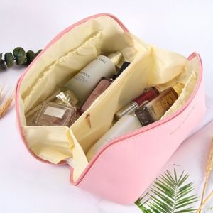 Trousse de Toilette Carrée de Luxe en Cuir pour Femme avec Design Imprimé en Letterpress et Fermeture Éclair de Voyage - Product Image 3