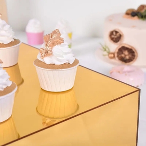 Support de gâteau en acrylique transparent moderne |   Boîte de présentation de cadeau de mariage personnalisée avec base gravée au laser - Product Image 4