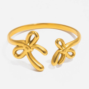 Brazalete con Lazo en Tono Dorado Ajustable, Joyería para Mujer, Regalo, Accesorio de Moda - Product Image 1
