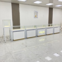 Ensemble de vitrines à bijoux blanches personnalisées avec éclairage LED et rangement pour magasin de détail