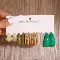 HL Wholesale Nouveauté Mode 5-15 Paires de Grandes Boucles d'Oreilles Créoles en Résine en Forme de C avec Motif Floral pour Femmes