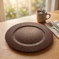 Assiettes de Présentation en Gros 13 Pouces Modernes Rustiques Effet Bois Texturé Écologiques Personnalisables en Plastique Décoratives pour Mariages