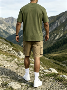 Ensemble décontracté streetwear pour homme, composé d'un t-shirt à col en V à imprimé géométrique vert armée et d'un short cargo kaki - Product Image 2