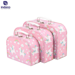 Caja cosmética rígida Indaco con lunares rosas, asa dorada e impresión en lámina. - Product Image 5