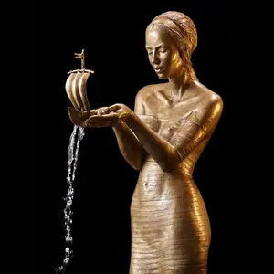 Decorazione esterna a grandezza naturale in metallo arte ottone bronzo donna scultura e barca a vela statua giardino fontana di acqua