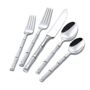 Ensemble de couverts jetables de luxe en acier inoxydable 18/10 à motif martelé lourd pour cadeaux comprenant une cuillère et un couteau - Product Image 5