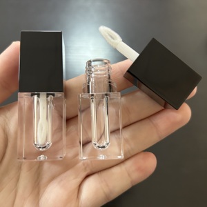 <span class=keywords><strong>Tube</strong></span> de gloss à lèvres carré noir mini de luxe ISMAN 1,5 ml avec pinceau en forme de cœur, conteneur vide en plastique ABS, vente en gros, logo personnalisé, en vrac - Product Image 1