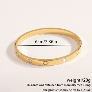Brazaletes de Lujo Chapados en Oro de Acero Inoxidable con Corazón de Circón Estilo Carti para Mujer - Product Image 4