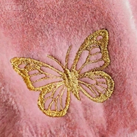 Sac cadeau en velours rose épais et doux pour la peau, avec cordon de serrage, broderie exquise de papillon doré et fermeture à pompon