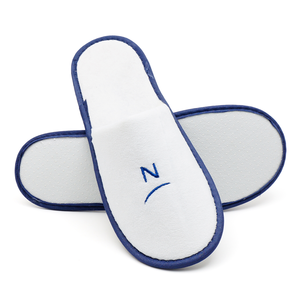 Zapatilla de lujo con logotipo personalizado de OEM, zapatillas suaves de baño desechables lavables con punta abierta blancas baratas para hoteles - Product Image 1