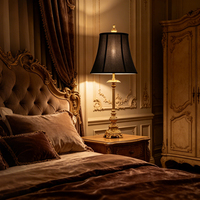 Lampe de table dorée de style buffet, lampe traditionnelle ornée et haute avec abat-jour en tissu noir pour la décoration de la maison