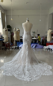 Vestidos de Novia de Talla Grande de Lujo Modernos con Lentejuelas, Apliques de Encaje, Flores de Cuentas, Escote en V Sexy, Estilo Sirena con Cola Barrida - Product Image 4