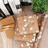 Papier d'emballage cadeau floral haut de gamme 2026 en gros, papier kraft et estampage à chaud