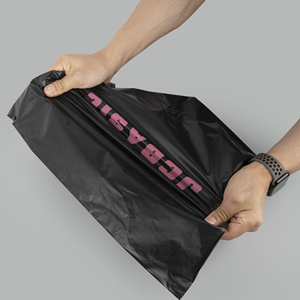 Bolsa de Correo de Polipropileno Compostable y Sostenible, Negra Mate, Personalizada por el Fabricante - Product Image 3