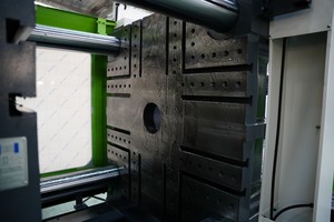 Máquina de Moldeo por Inyección y Soplado Hidráulica IJT-SV650 para Producción de Preformas y Botellas de Agua Pura - Product Image 4