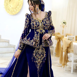 Robe de soirée spéciale élégante bleu marine en velours, coupe sirène empire, avec broderie dorée, manches longues et traîne chapelle, longueur ras du sol - Product Image 1