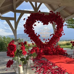 Arco Decorativo a Forma di Cuore con Rose Rosse Artificiali, Composizione Floreale Artificiale per Proposte di Matrimonio - Product Image 1
