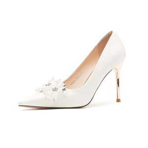 Escarpins de mariée en satin à bout pointu, talon aiguille, décoration florale blanche, chaussures de mariage - Product Image 5