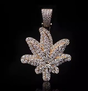 Pendentif feuille de marijuana plaqué or 14 carats en argent 925 de luxe hip hop avec diamants simulés bijou bling élégant personnalisé - Product Image 1