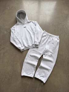 Conjunto de dos piezas para hombre Y2K: Sudadera con capucha gris jaspeado de paneles curvos y pantalones jogger de ajuste holgado con cordón, de tejido grueso. Venta al por mayor. - Product Image 3