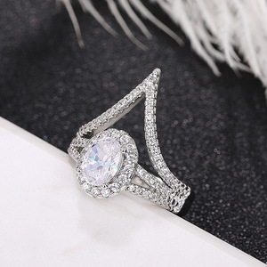 Anello Scintillante a Forma di V per Donne, Elegante Gioiello da Dito per Proposta di Matrimonio, Regalo di Moda - Product Image 6