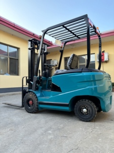 Un mini chariot élévateur électrique portatif vert de trois points pour des entrepôts, des usines et des supermarchés - Product Image 3