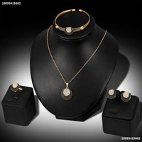 Nouvel ensemble de bijoux 4 pièces pour femmes, accessoires en cristal plaqué or
