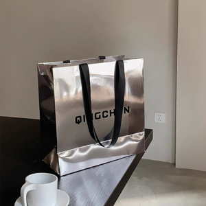 Bolsa de papel de compras con superficie láser brillante metálica, bolsa de papel de embalaje de regalo para ropa minorista de Boutique de lujo - Product Image 6