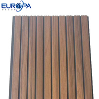 Les fabricants vendent bien des panneaux de plafond en PVC plastique décoratifs à rainures, couleur bois, haute brillance
