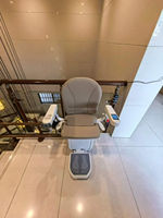 Monte-escalier ou fauteuil monte-escalier au design compact et pliable