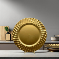 Assiettes de présentation de luxe en plastique PP doré de 13 pouces, durables, à bord festonné, pour la décoration de tables de mariage et de fêtes