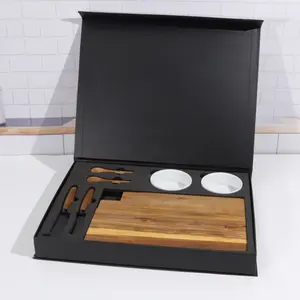 独特的Charcuterie拼盘相合欢木芝士板和陶瓷碗和黑芝士刀套装