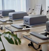Reformer Pilates Premium à Cadre Blanc, Machine d'Entraînement Corporel Multifonctionnelle pour Studio de Gymnastique Professionnel, Commande en Gros
