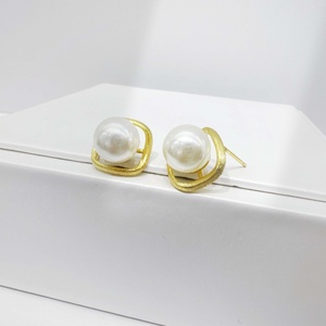 Pendientes de plata 925 con baño de oro de 18k, forma de corazón, con perla, para fiesta, novia, geométricos, estilo retro coreano, para mujer. - Product Image 5