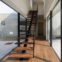 Escalier moderne en bois massif avec marches en bois et poutre centrale noire