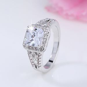 Bague de fiançailles en rhodium pour femme, sertie de diamants CZ violets de laboratoire, taille radiant, pavé rectangulaire, pour mariage ou anniversaire - Product Image 2