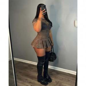 Novedad de verano 2025, <span class=keywords><strong>minifalda</strong></span> Sexy de <span class=keywords><strong>cuero</strong></span> con cremallera de Color sólido para mujer - Product Image 3