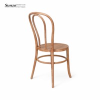 Chaise empilable en résine et bois courbé avec finition grain de bois pour événements extérieurs, mariages et sièges commerciaux pour bistrots et cafés