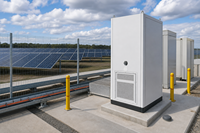 Armoire de stockage d'énergie 261 kWh 125 kW LiFePO4 à refroidissement liquide, protection IP55, BMS intelligent, pour micro-réseaux On/Off/Hybrides et optimisation de la consommation de pointe