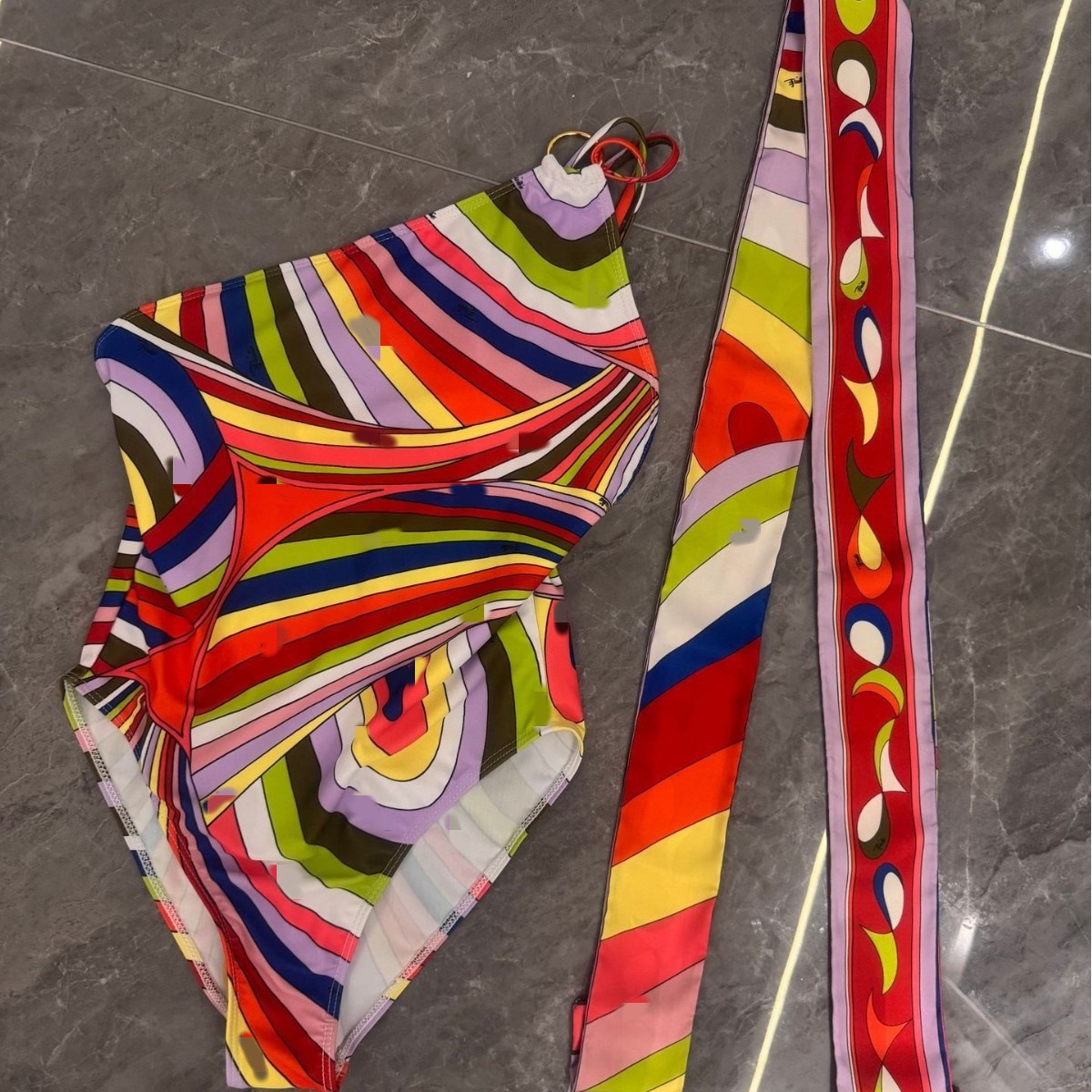 Maillot de bain une pièce coloré avec bandeau assorti.