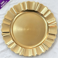 Assiette de présentation dorée en plastique durable à bords festonnés et cannelés, idéale pour les mariages, événements, dîners d'hôtel et la décoration de table.