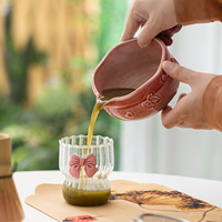 Ensemble de matcha rose minimaliste moderne de style japonais, sac en cuir portable, outils à matcha, bol à matcha en céramique, ensemble à thé