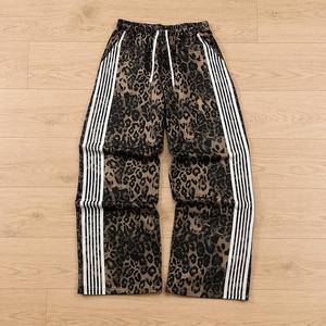 Pantalones Deportivos Anchos para Hombre, con Logotipo Personalizado, de Poliéster, Estampado Vintage de Leopardo y Guepardo, Cintura Elástica con Cordón Ajustable, Siete Rayas - Product Image 1